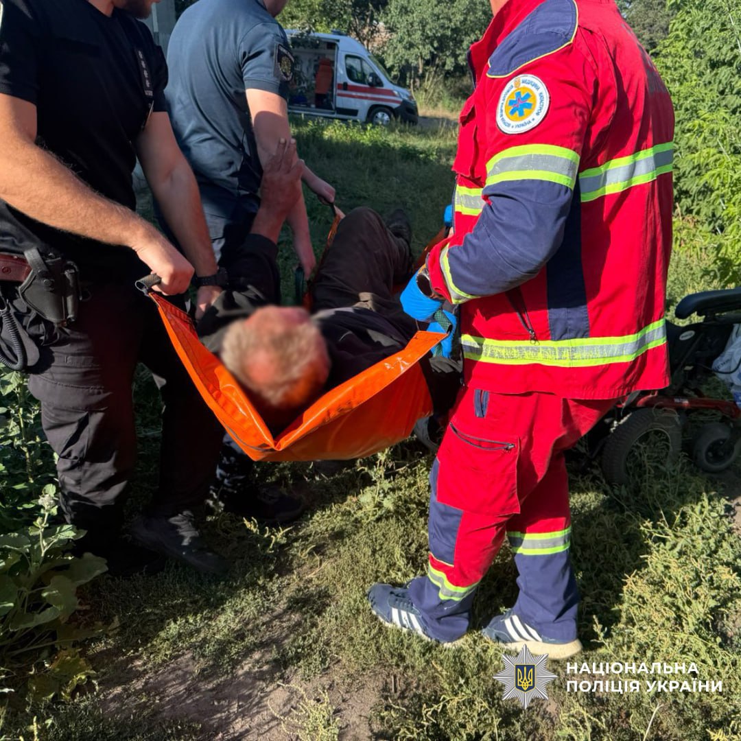 Стало зле, впав та не міг підвестися: на Харківщині поліцейські врятували чоловіка з інвалідністю