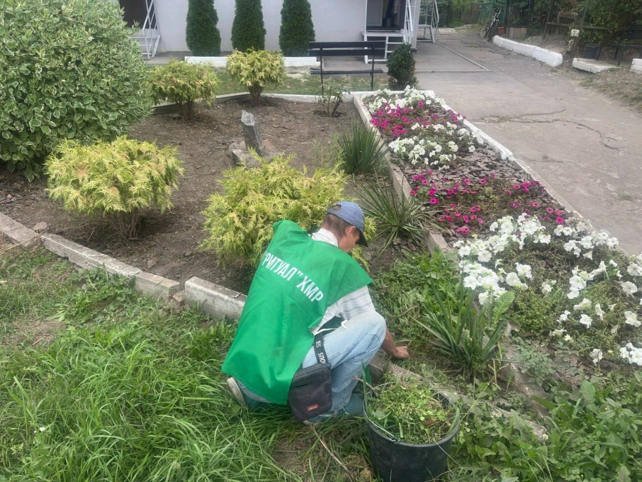Комунальники Харкова вивезли з цвинтарів десятки кубометрів сміття
