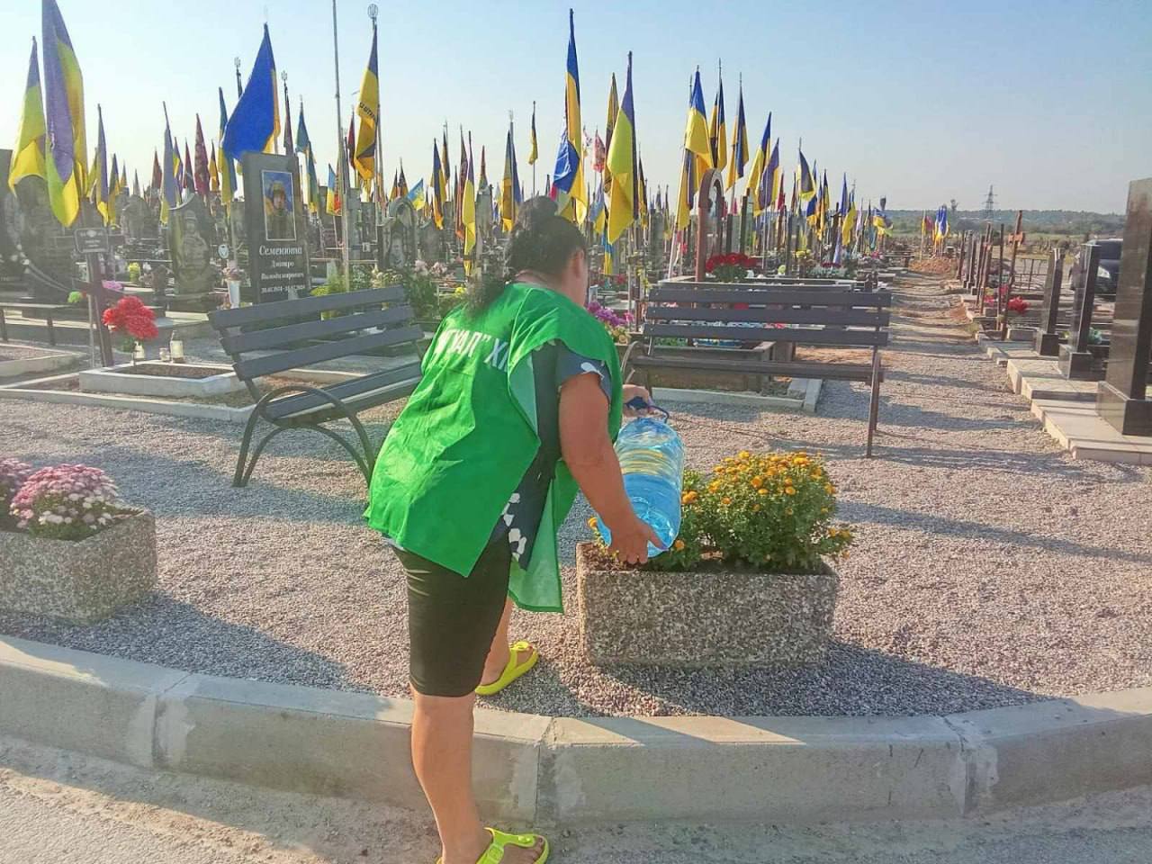 Комунальники Харкова вивезли з цвинтарів десятки кубометрів сміття
