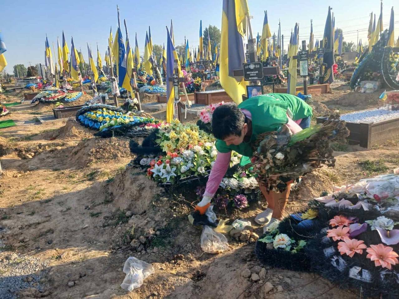 Комунальники Харкова вивезли з цвинтарів десятки кубометрів сміття