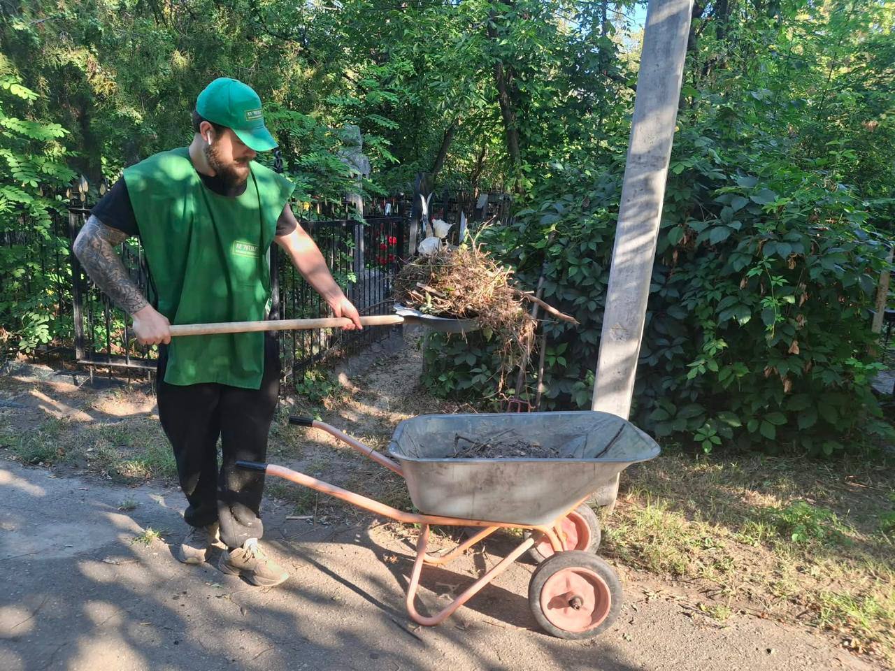 Комунальники Харкова вивезли з цвинтарів десятки кубометрів сміття