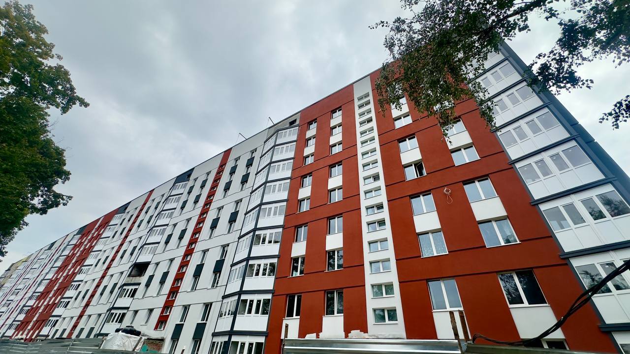 Від покрівлі до фасадів: у пошкодженій ворожими снарядами харківській багатоповерхівці тривають активні ремонтні роботи