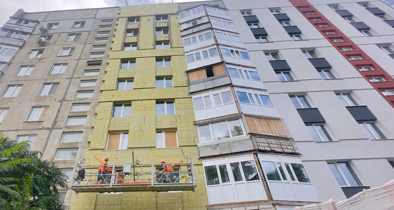 Від покрівлі до фасадів: у пошкодженій ворожими снарядами харківській багатоповерхівці тривають активні ремонтні роботи