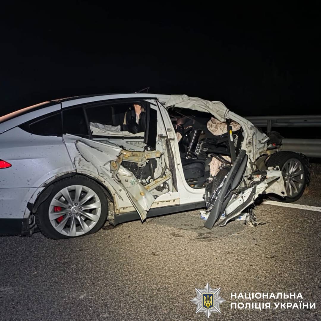 П'яна за кермом Tesla: під Харковом сталася масштабна ДТП з тяжко пораненим (фото)