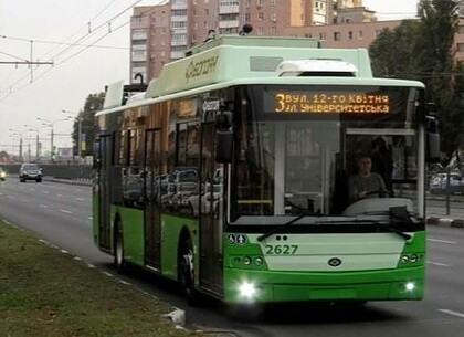 Обрізка дерев біля контактної мережі: де у Харкові тимчасово не ходитимуть тролейбуси