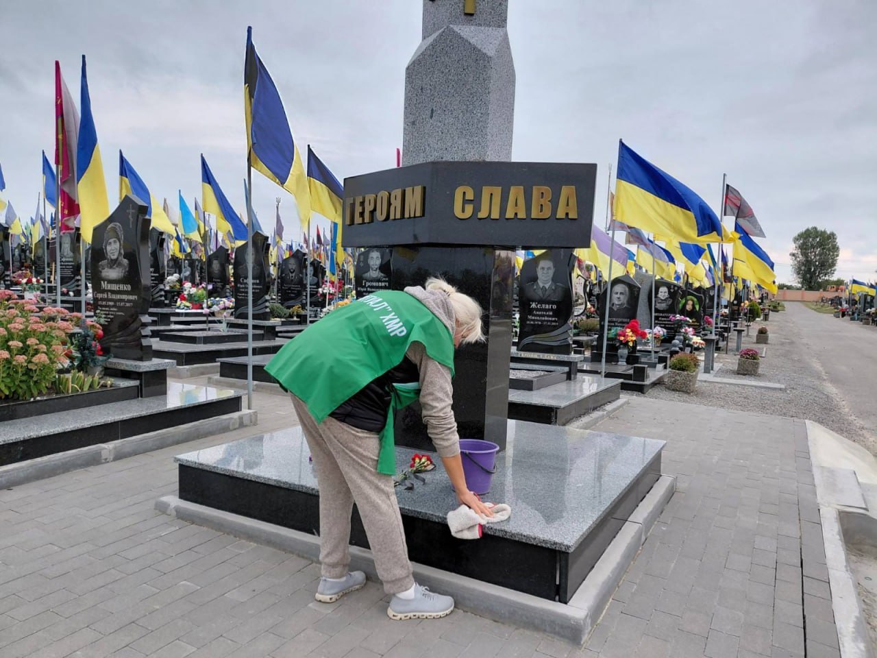 Прибрали 5 гектарів алей та газонів на міських кладовищах комунальники: Новини Харкова