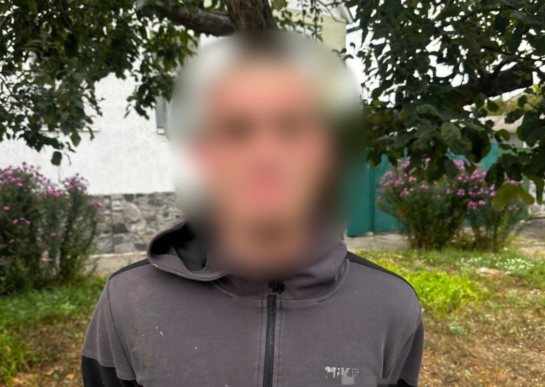 У Харкові чоловік підстеріг, побив та пограбував жінку біля магазину
