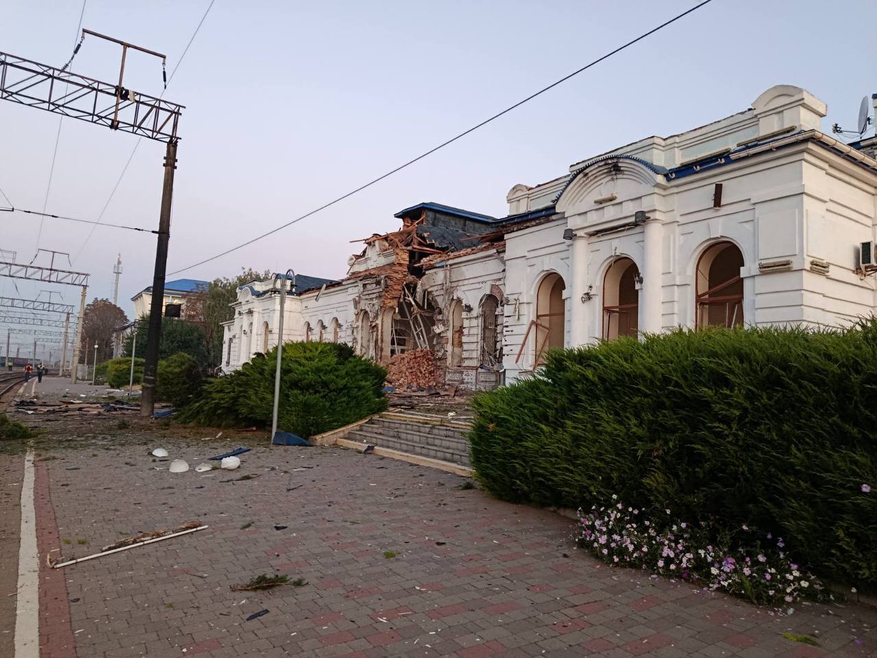 Окупанти вдарили по залізничному вокзалу в Харківській області
