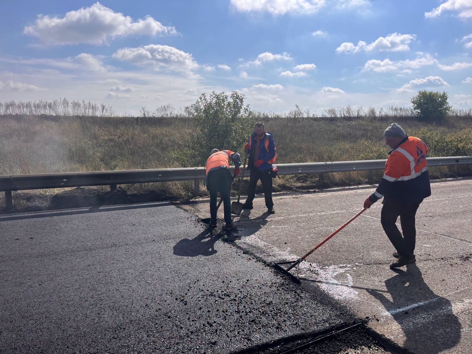На Харківщині оновлюють ділянку дороги поблизу Берестина