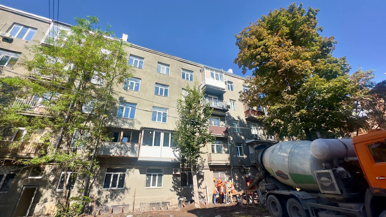 Зруйновані чотири поверхи повертають до життя: як відновлюють будинок у центрі Харкова