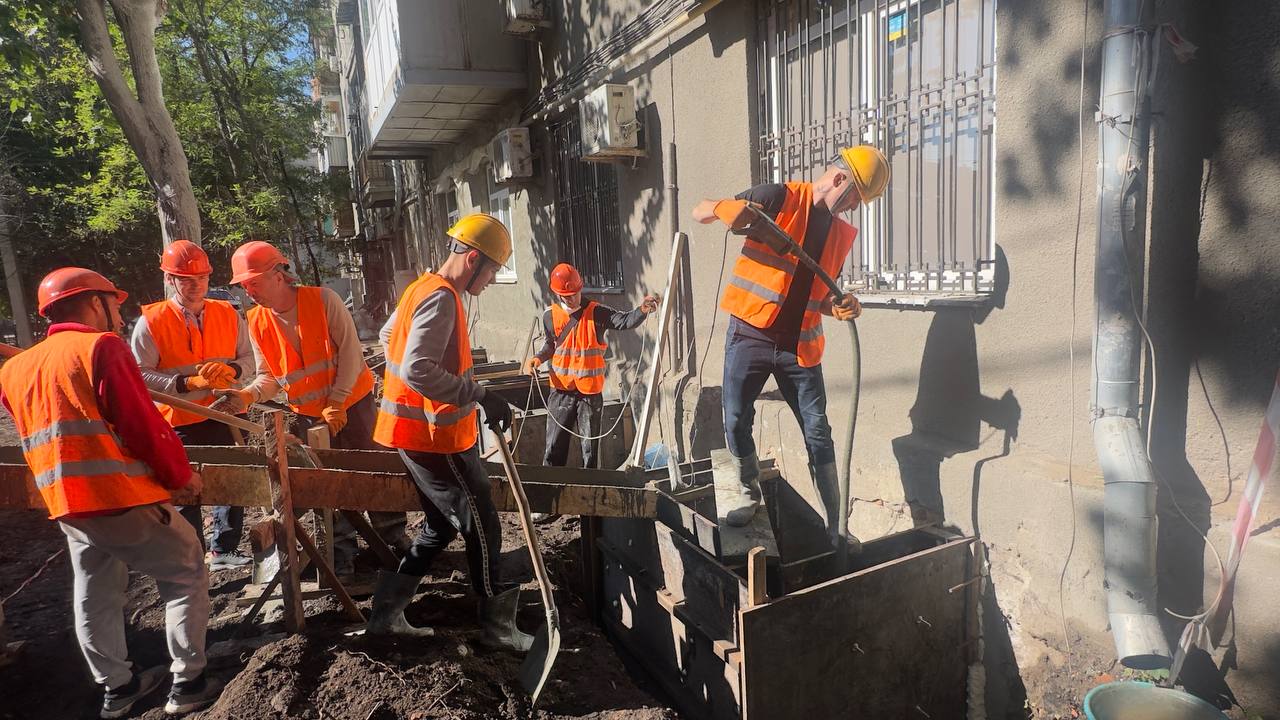 Зруйновані чотири поверхи повертають до життя: як відновлюють будинок у центрі Харкова
