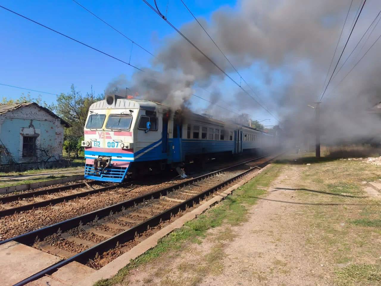 Ворог атакував приміський поїзд на Харківщині, є тяжко поранені