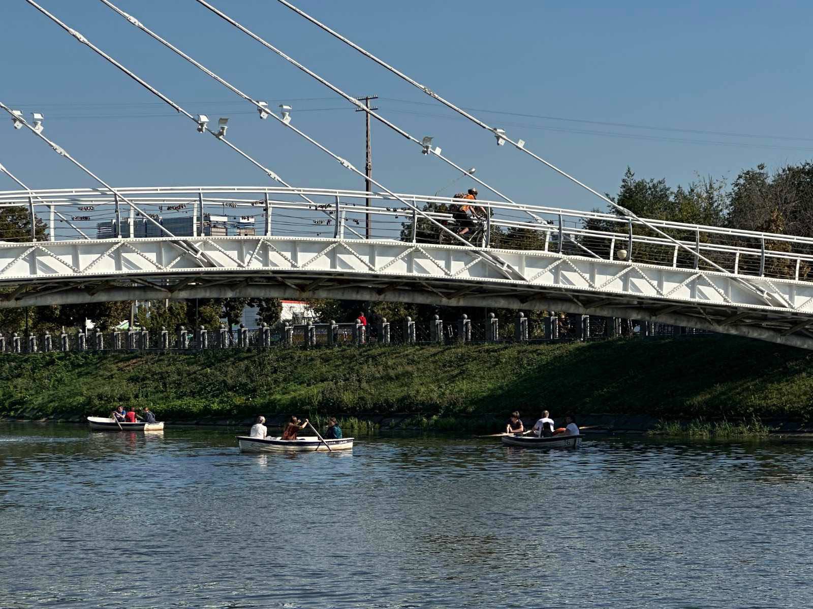 У Харкові біля скверу «Стрілка» організували затишну водну прогулянку для родин полеглих Героїв (фото)