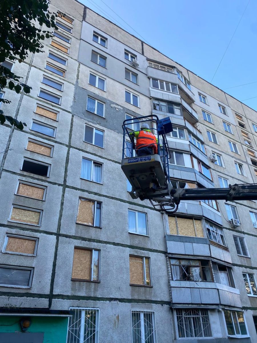 Харківські комунальники ліквідують наслідки обстрілів та ремонтують домофони