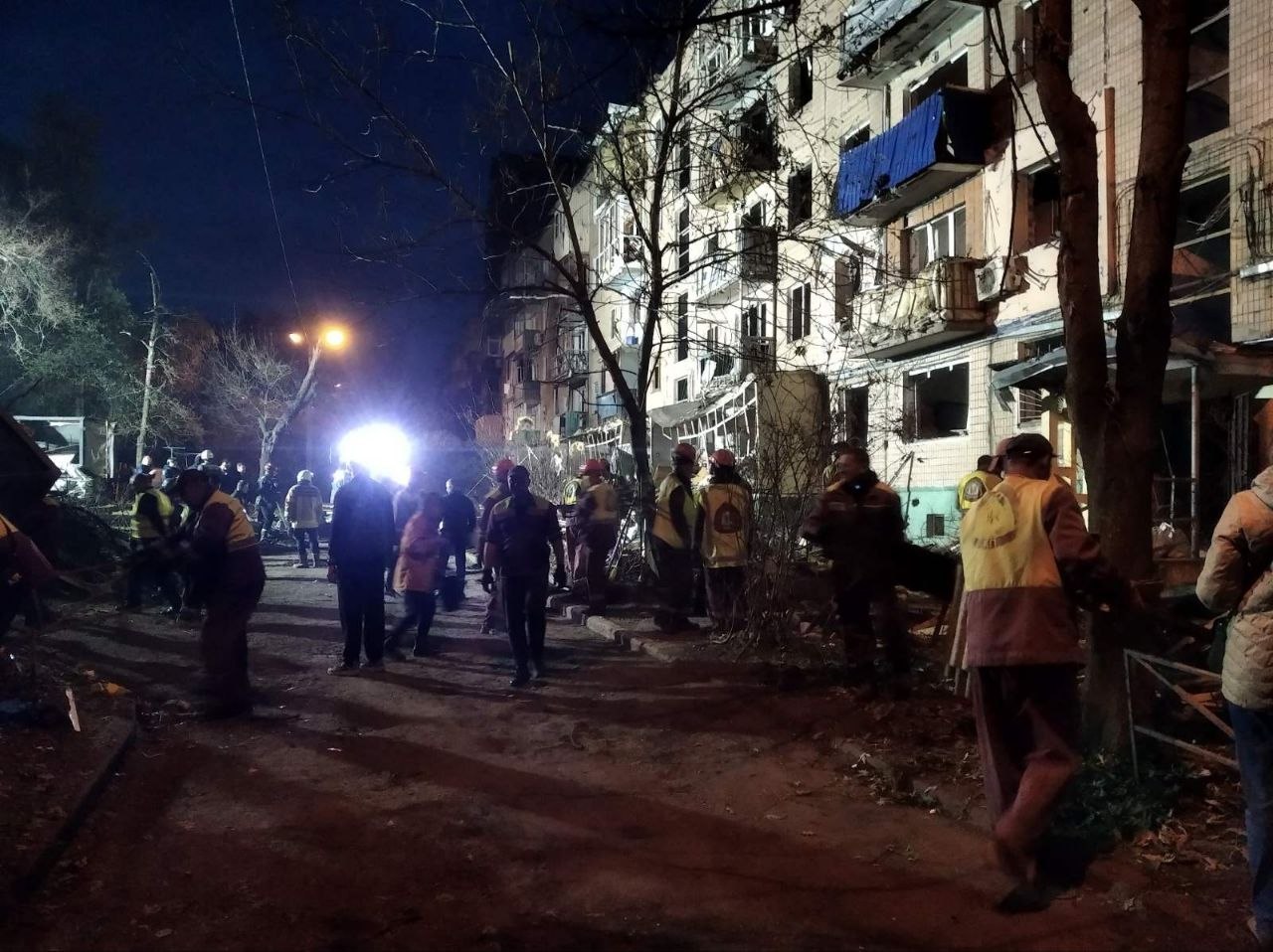 Прибирають безперервно завали після авіаудару, відновлюючи Слобідський район, климунальники: Новини Харкова