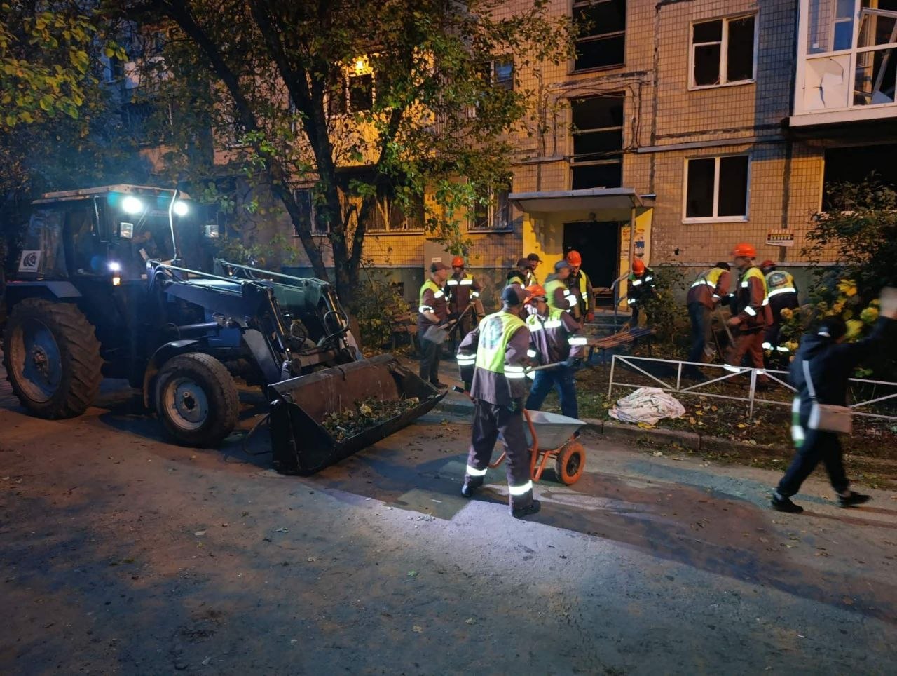 Прибирають безперервно завали після авіаудару, відновлюючи Слобідський район, климунальники: Новини Харкова