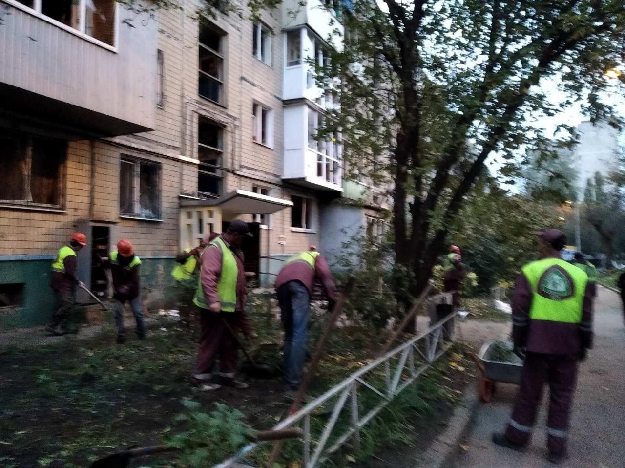 Прибирають безперервно завали після авіаудару, відновлюючи Слобідський район, климунальники: Новини Харкова