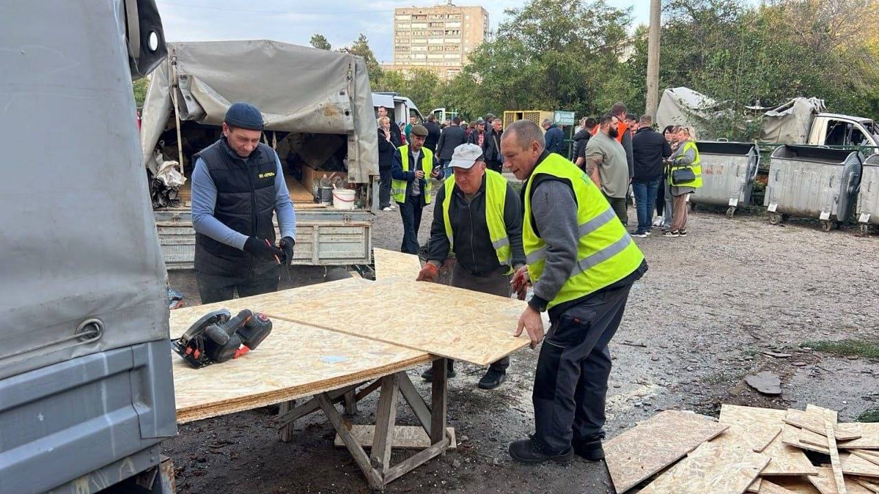 На Жасминовому бульварі відновлюють пошкоджену обстрілом багатоповерхівку