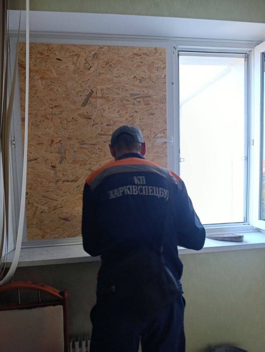 На Жасминовому бульварі відновлюють пошкоджену обстрілом багатоповерхівку