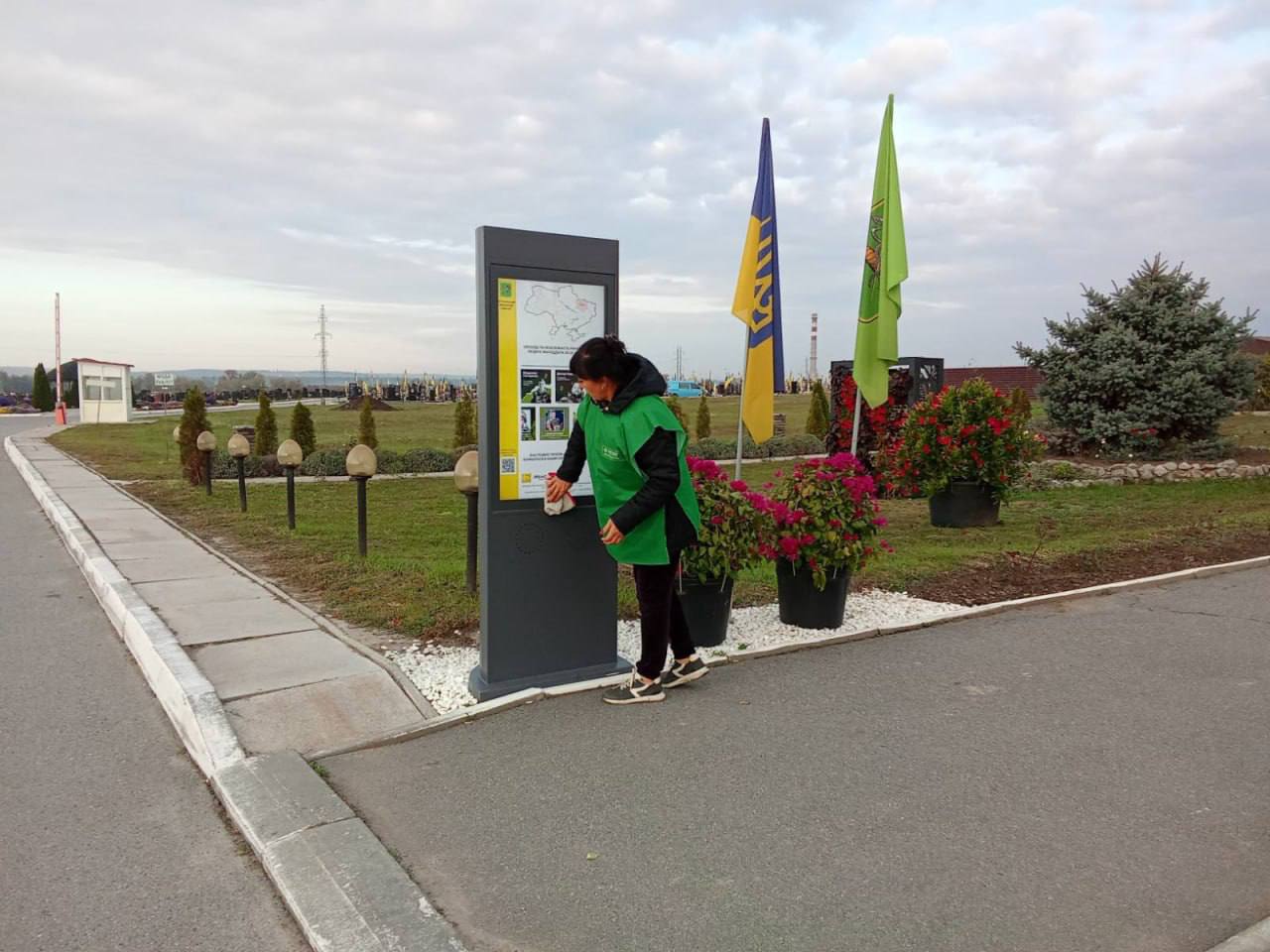 Комунальники Харкова вивезли з кладовищ десятки кубометрів сміття