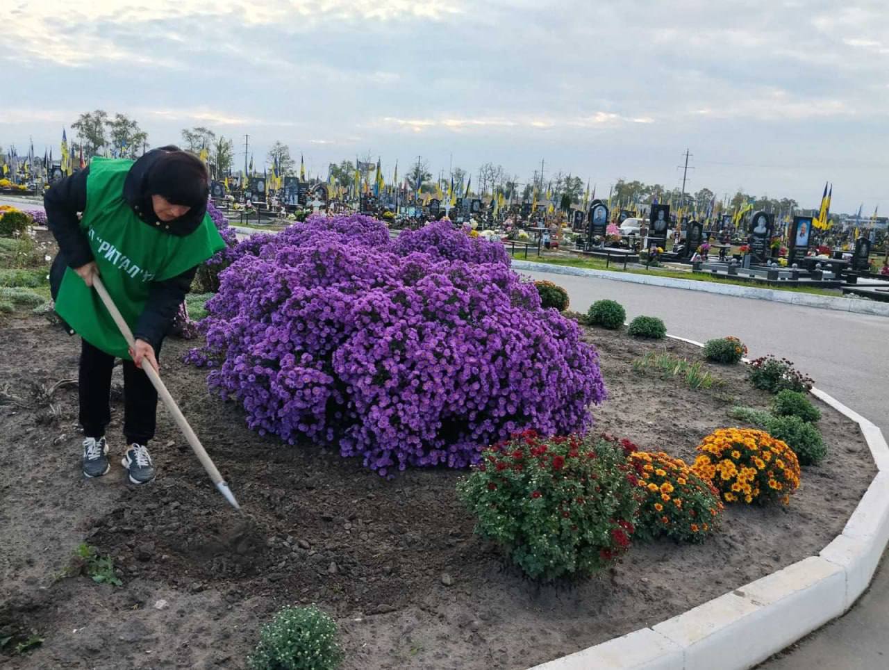 Комунальники Харкова вивезли з кладовищ десятки кубометрів сміття