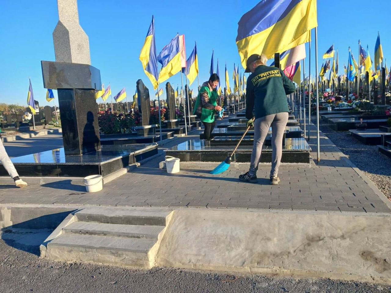 Комунальники Харкова вивезли з кладовищ десятки кубометрів сміття