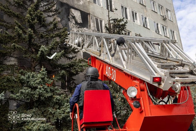 Після удару по медзакладу в Харкові постраждали п’ятеро, зокрема рятувальник (фото)