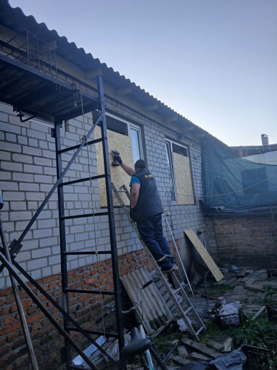 У Немишлянському районі Харкова продовжують усувати наслідки ворожого удару