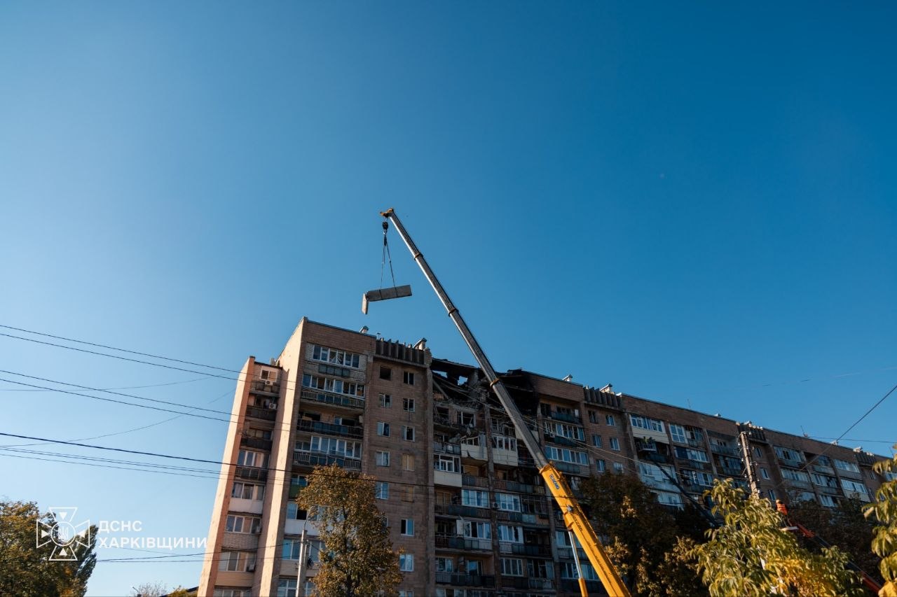 Рятувальні роботи в Київському районі Харкова: на місці ворожого влучання розбирають завали та пошкоджені конструкції (фото)