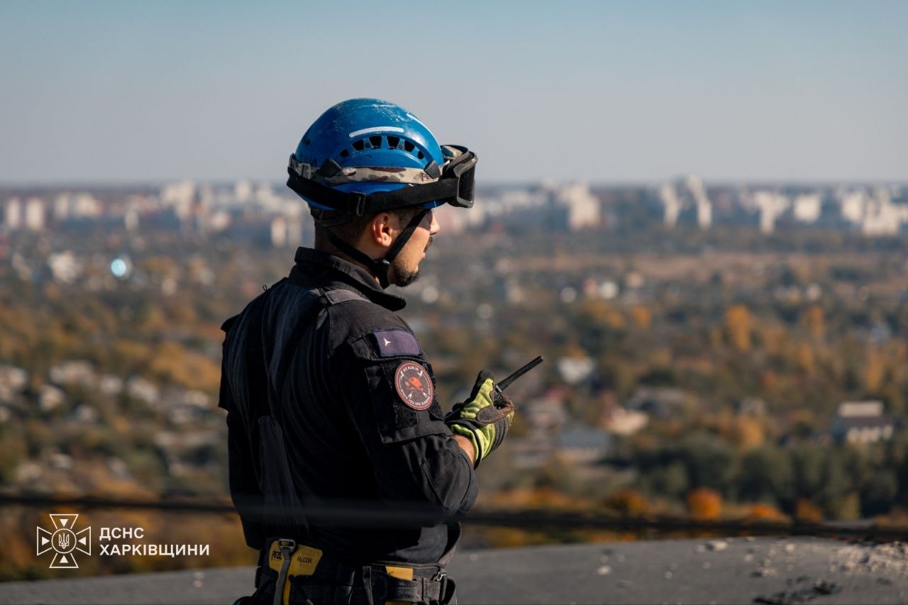 Рятувальні роботи в Київському районі Харкова: на місці ворожого влучання розбирають завали та пошкоджені конструкції (фото)