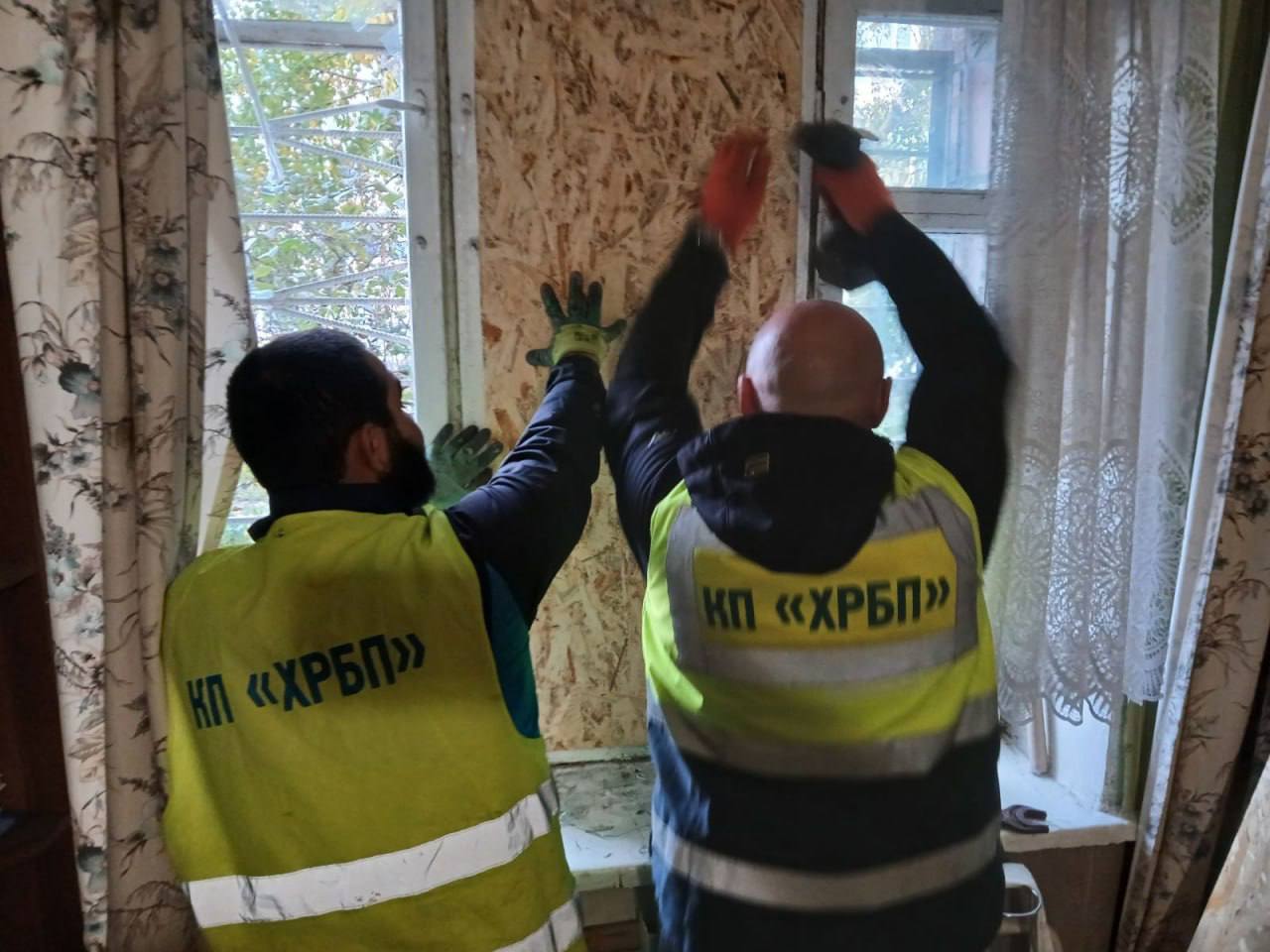 Комунальні служби Харкова ліквідовують наслідки ворожих обстрілів: відремонтовано дахи та будинки