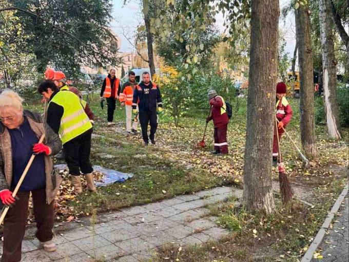 У Новобаварському районі Харкова прибирають після ворожої атаки (фото)