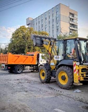 У Харкові ліквідовують наслідки атаки в Новобаварському районі