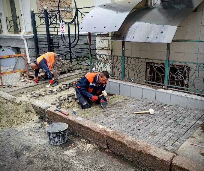 У Харкові за дві доби вивезли 500 кубометрів листя та сміття