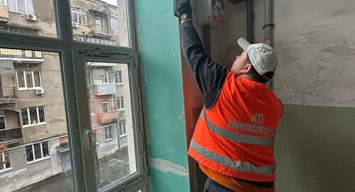 Комунальники Харкова відремонтували дахи та вікна ще у понад 100 будинках міста