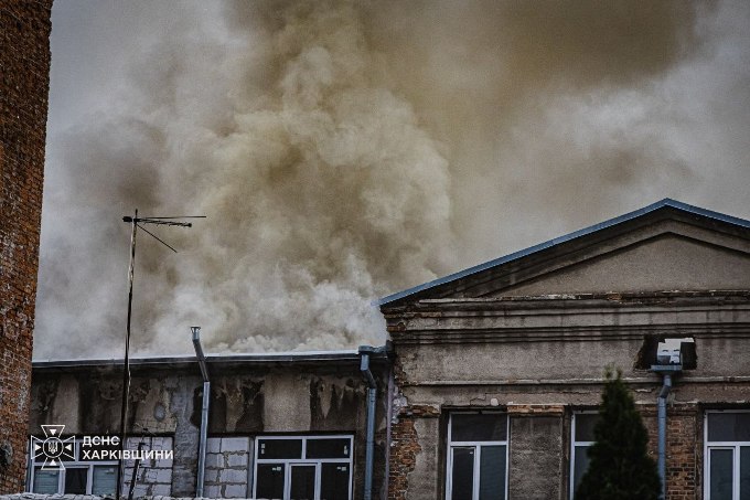 У Харкові після удару БпЛА загорілося цивільне підприємство