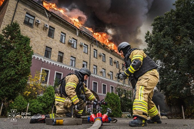 У Харкові російські дрони спричинили пожежі в житлових будинках: є постраждалі (фото)