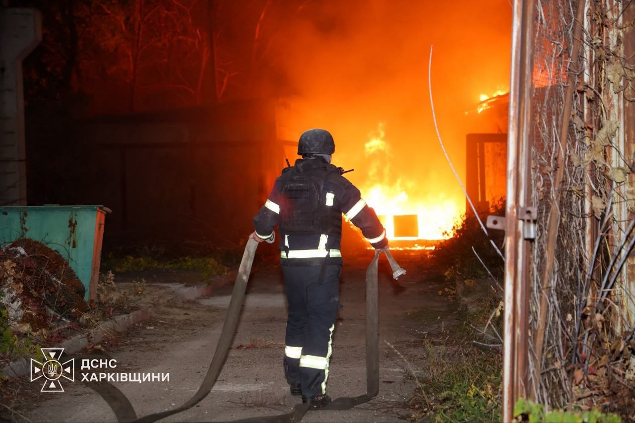 Спалахнула маштабна пожежа після ракетного удару окупантів по місту: Новини Харкова