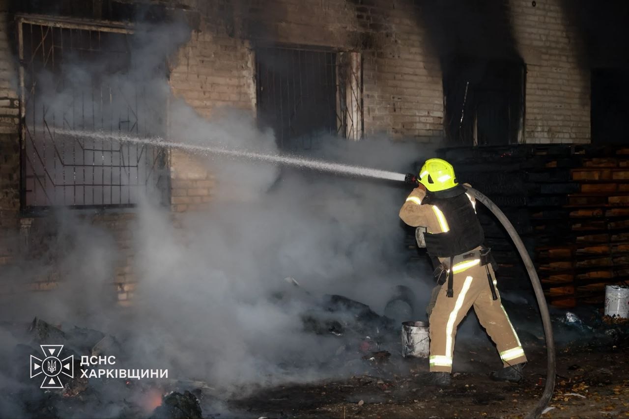 Спалахнула маштабна пожежа після ракетного удару окупантів по місту: Новини Харкова