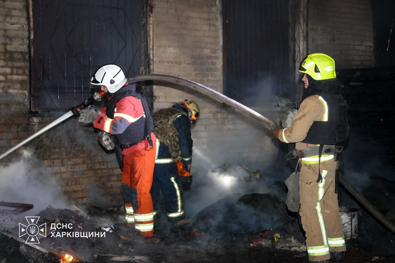 Спалахнула маштабна пожежа після ракетного удару окупантів по місту: Новини Харкова