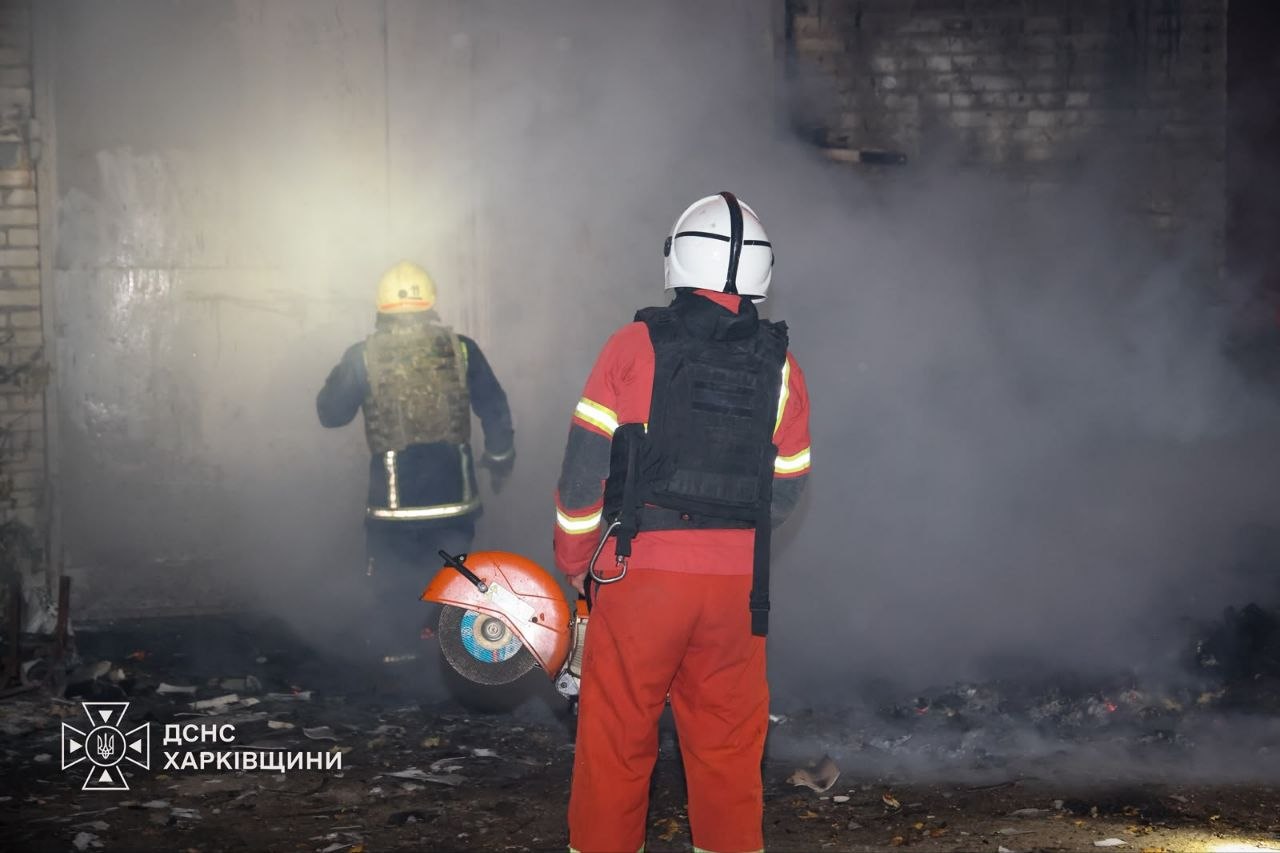 Спалахнула маштабна пожежа після ракетного удару окупантів по місту: Новини Харкова